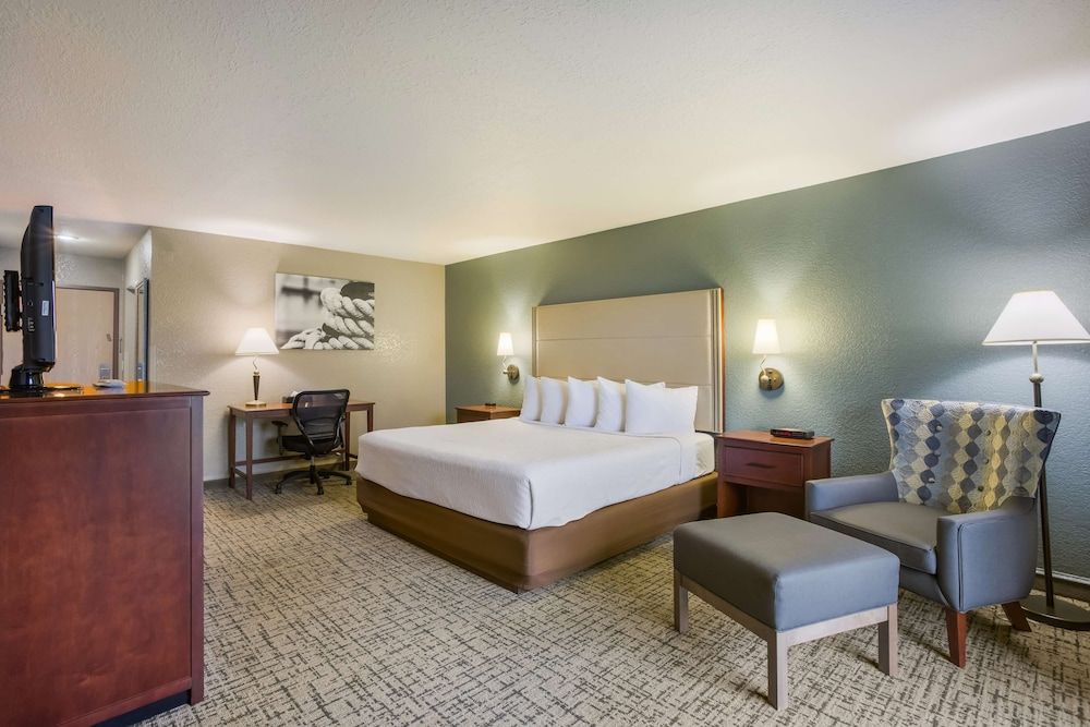 Suite, 1 King Bed, Non Smoking, Balcony