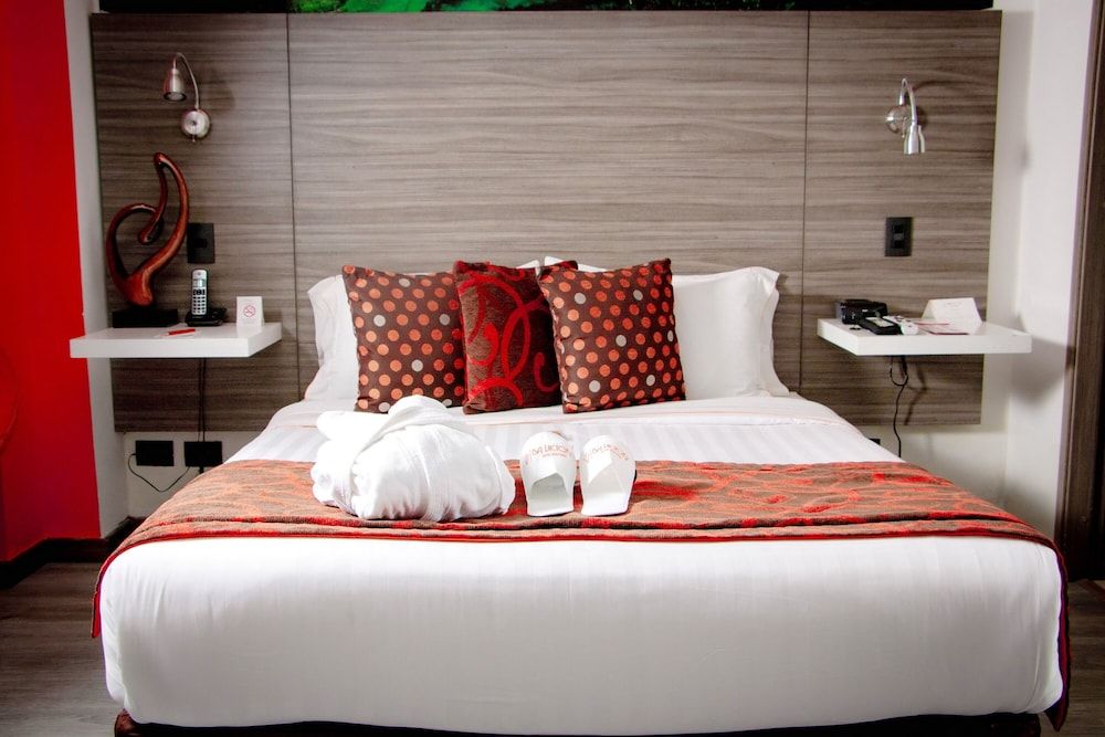 Suite, 1 Queen Bed, Balcony