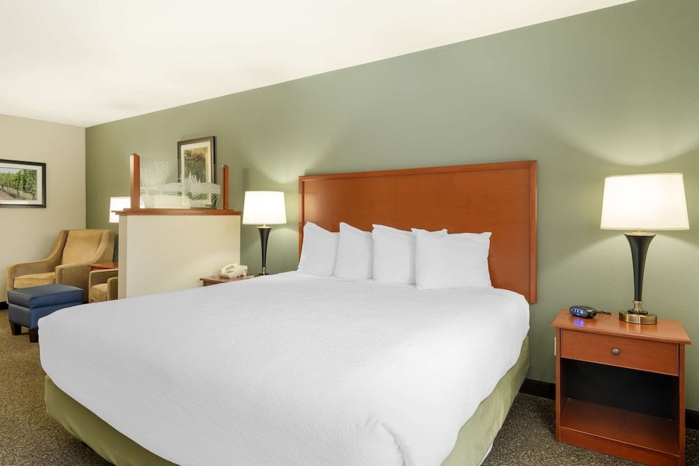 Best Western Plus Walla Walla Suites Inn Standard Room, 1 King Bed, Non Smoking, Refrigerator & Microwave