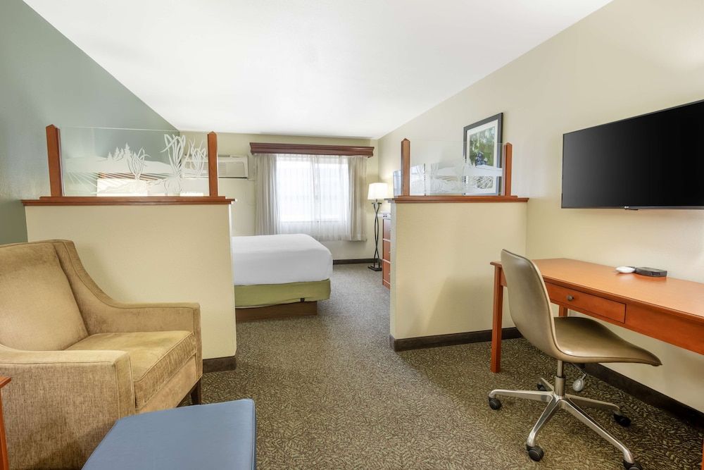 Best Western Plus Walla Walla Suites Inn Standard Room, 1 King Bed, Non Smoking, Refrigerator & Microwave 5