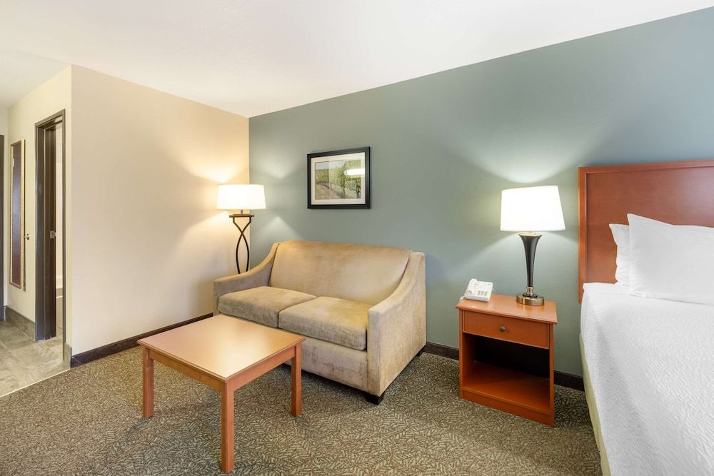 Best Western Plus Walla Walla Suites Inn Standard Room, 1 King Bed, Non Smoking, Refrigerator & Microwave 4