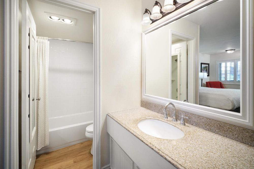 Best Western Country Lane Inn Standard Room, 1 King Bed, Non Smoking, Refrigerator & Microwave 3