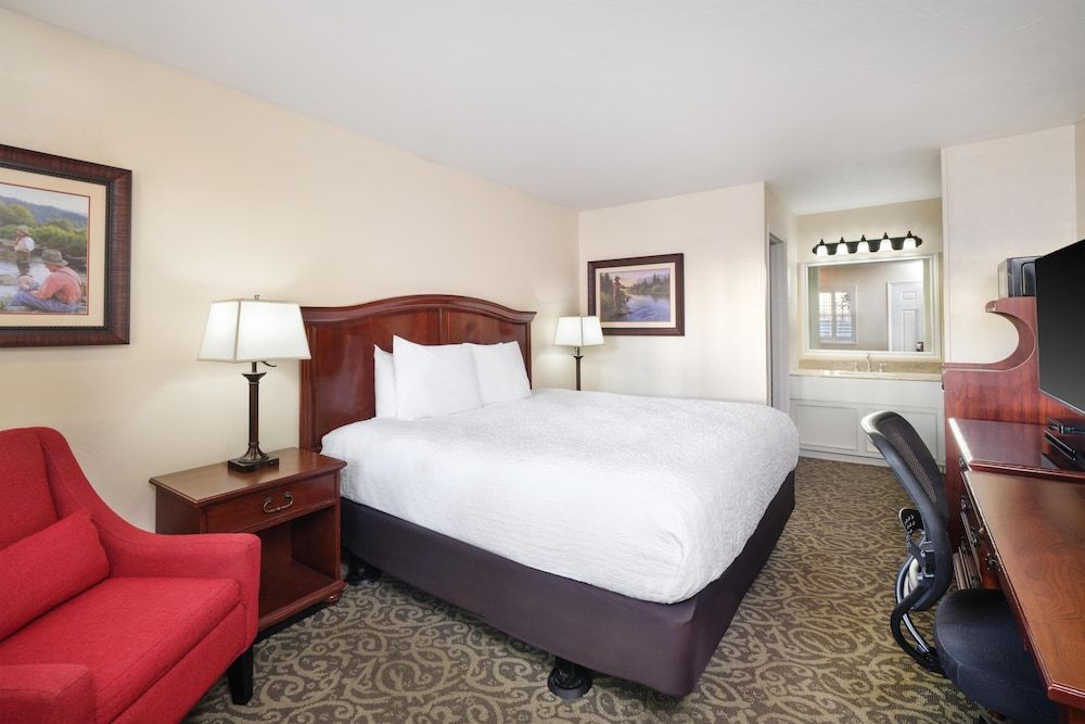 Best Western Country Lane Inn Standard Room, 1 King Bed, Non Smoking, Refrigerator & Microwave 2