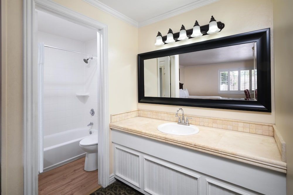 Best Western Country Lane Inn Standard Room, 2 Queen Beds, Non Smoking, Kitchenette (Oversized Room) 5