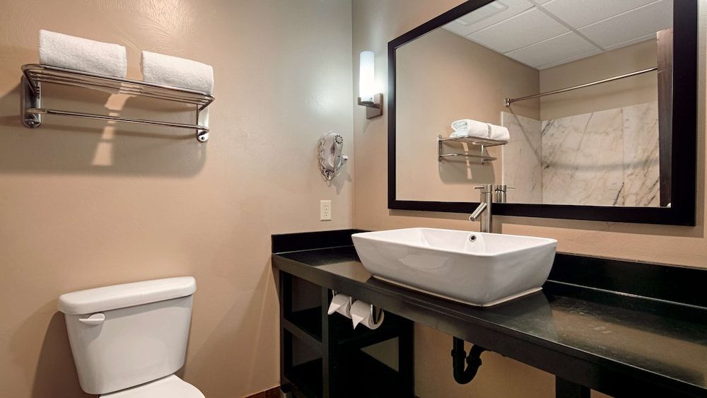 Best Western Plus Zion West Hotel Suite, 1 King Bed, Non Smoking, Refrigerator & Microwave 3