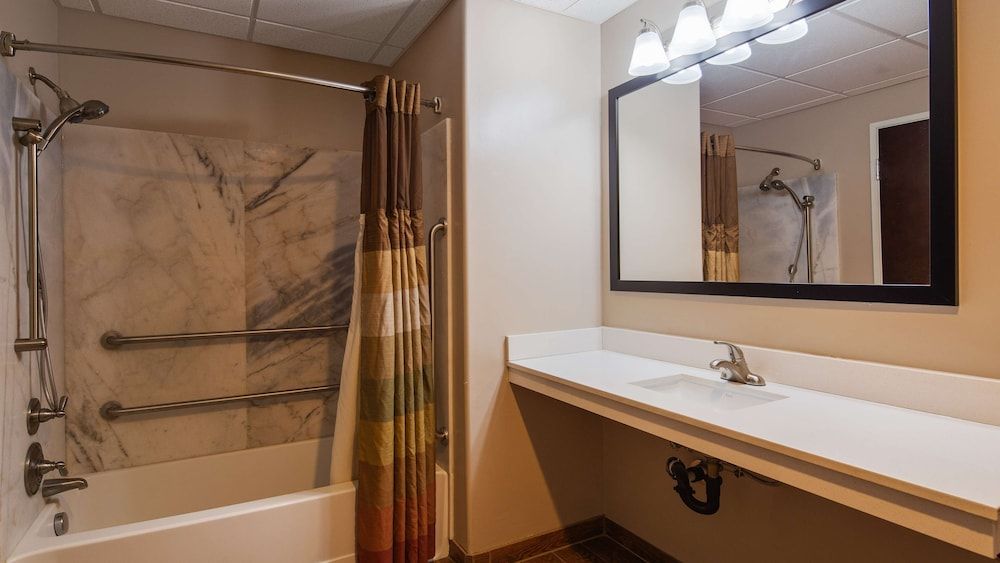 Suite, 1 King Bed, Accessible, Bathtub