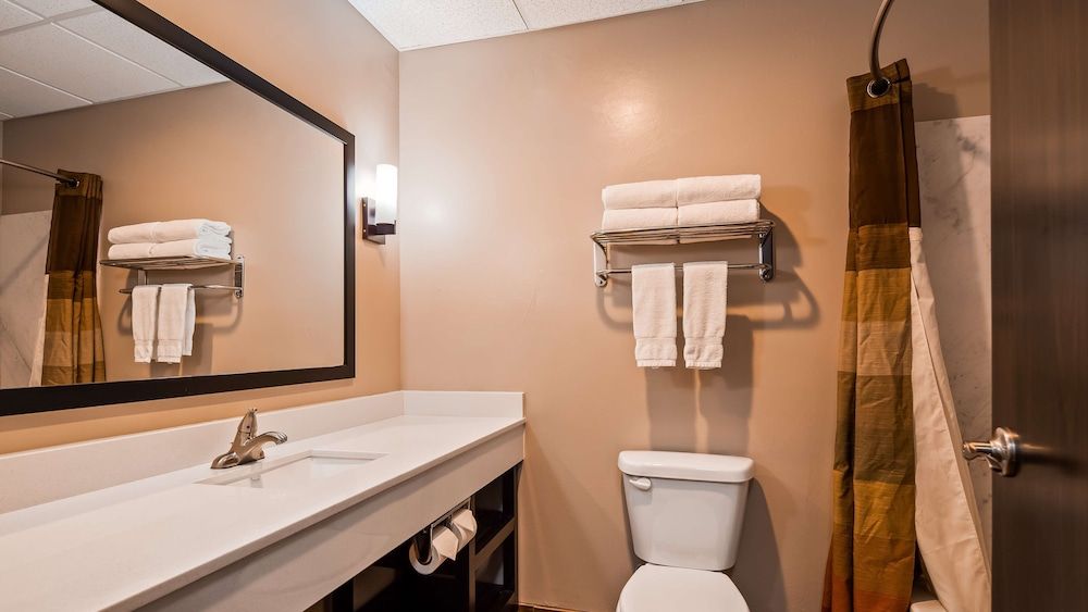 Best Western Plus Zion West Hotel Standard Room, 1 King Bed, Non Smoking, Refrigerator & Microwave 4