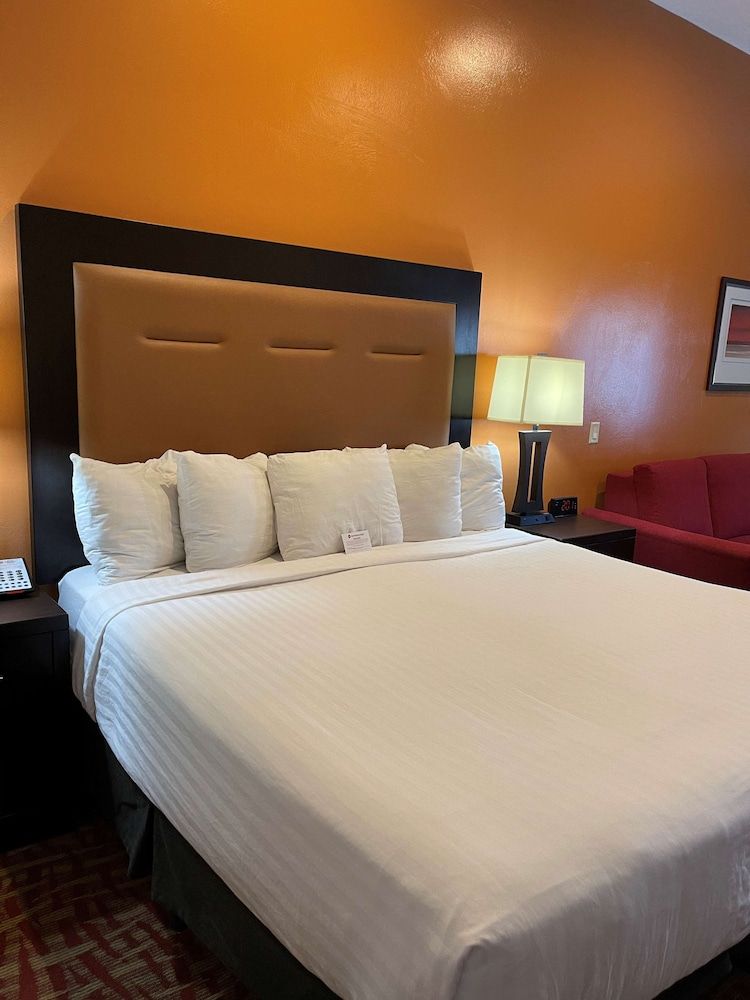Best Western Plus Zion West Hotel Standard Room, 1 King Bed, Non Smoking, Refrigerator & Microwave 3