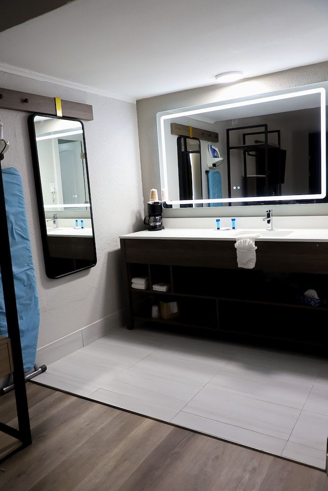 Airport Inn Signature Single Room 7