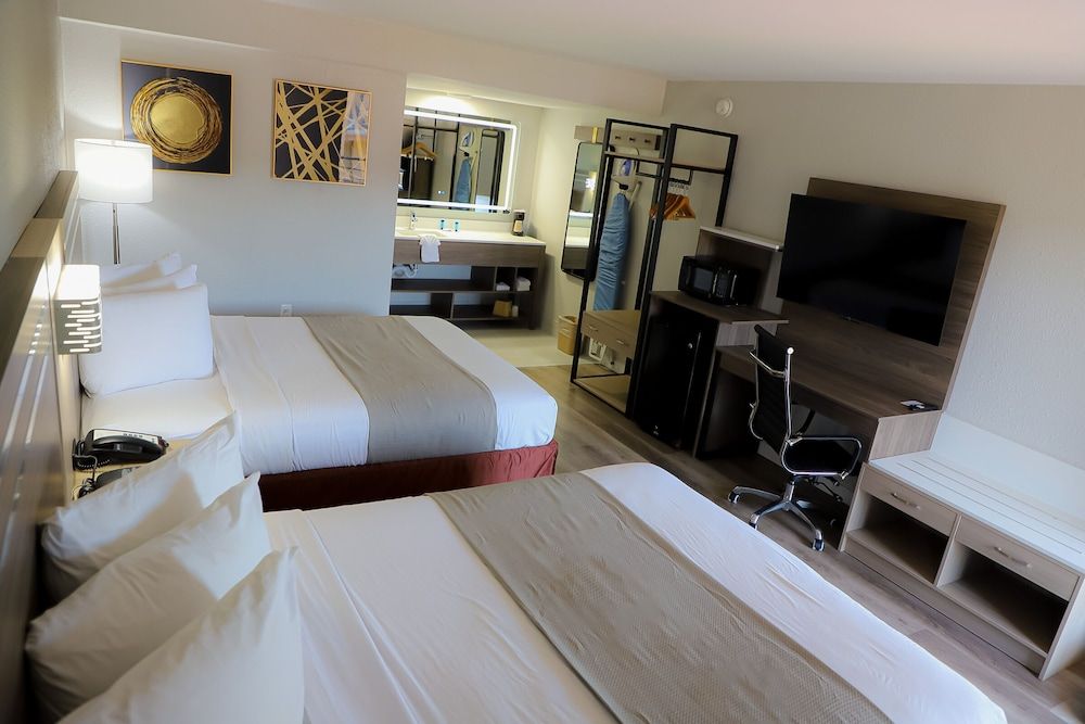 Airport Inn Signature Double Room, Non Smoking 3