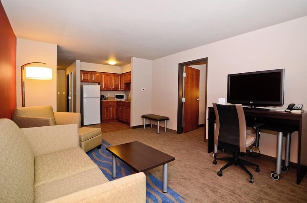 Astoria Hotel and Event Center Suite, 1 Bedroom, Kitchen