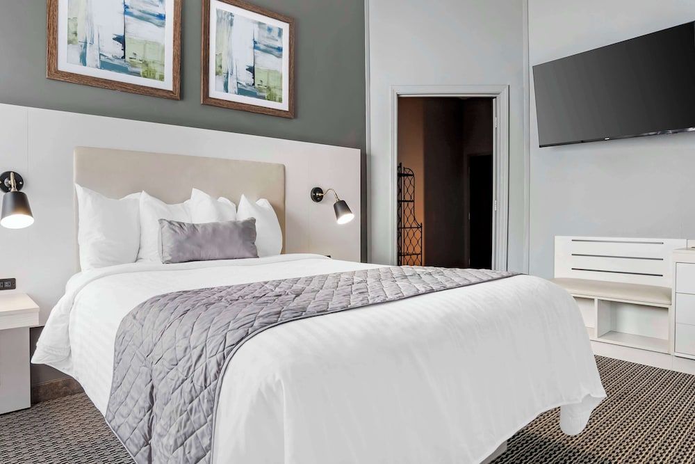 Best Western Plus Two Rivers Hotel & Suites