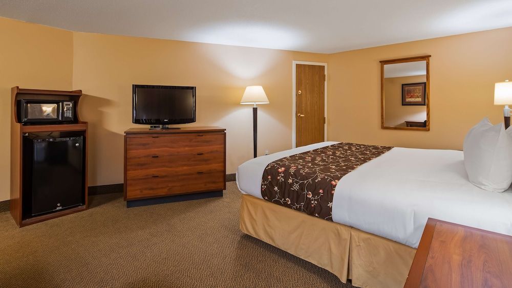 SureStay Plus Hotel by Best Western Black River Falls Standard Room, 1 King Bed, Non Smoking, Microwave