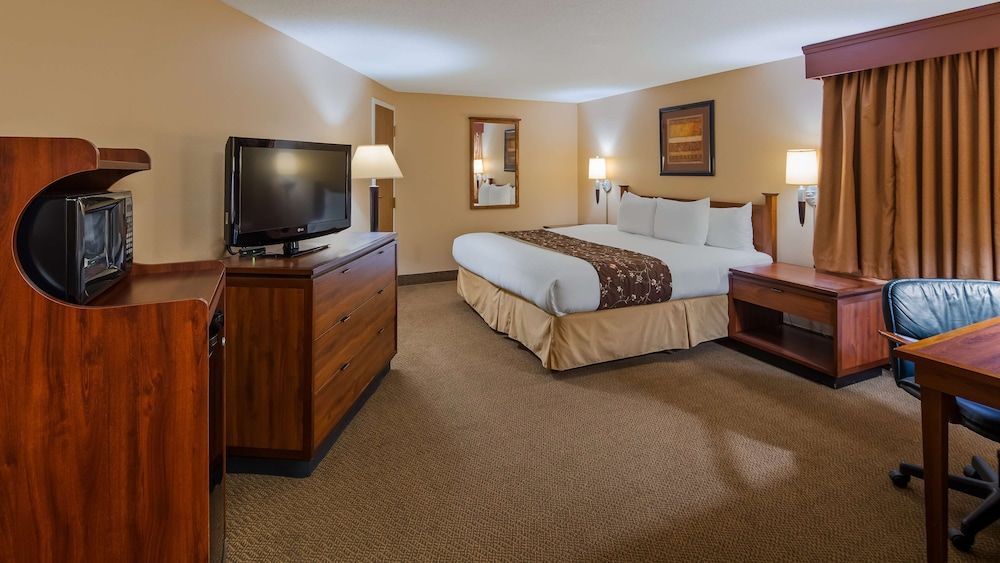 SureStay Plus Hotel by Best Western Black River Falls Standard Room, 1 King Bed, Non Smoking, Microwave 2