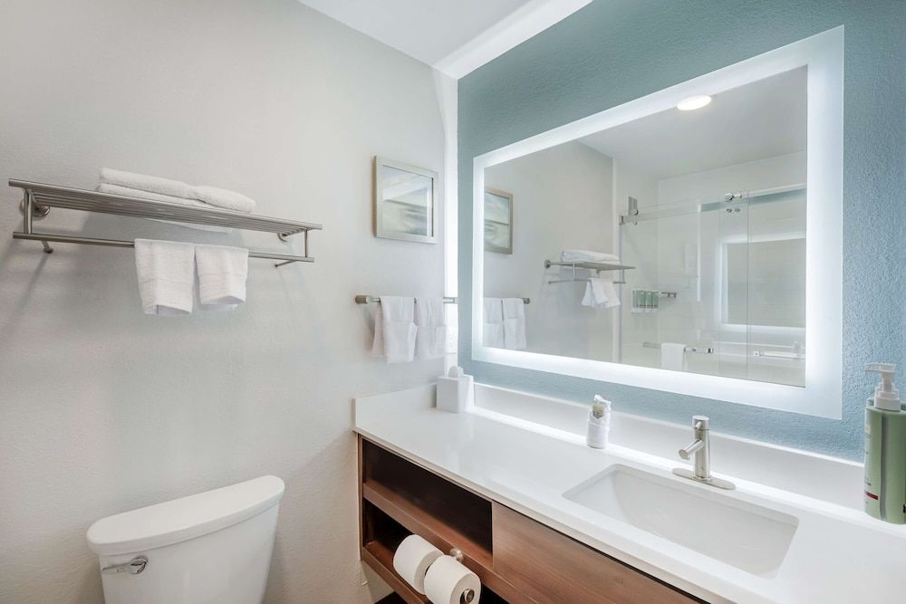 Best Western River Cities Standard Room, 1 King Bed, Non Smoking, Refrigerator & Microwave (Walk-in Shower) 4