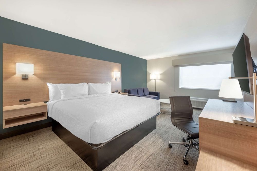 Best Western River Cities Standard Room, 1 King Bed, Non Smoking, Refrigerator & Microwave (Walk-in Shower) 2