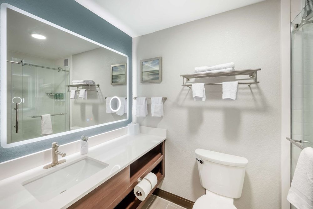 Best Western River Cities Standard Room, 2 Queen Beds, Non Smoking, Refrigerator & Microwave (Walk-in Shower) 4