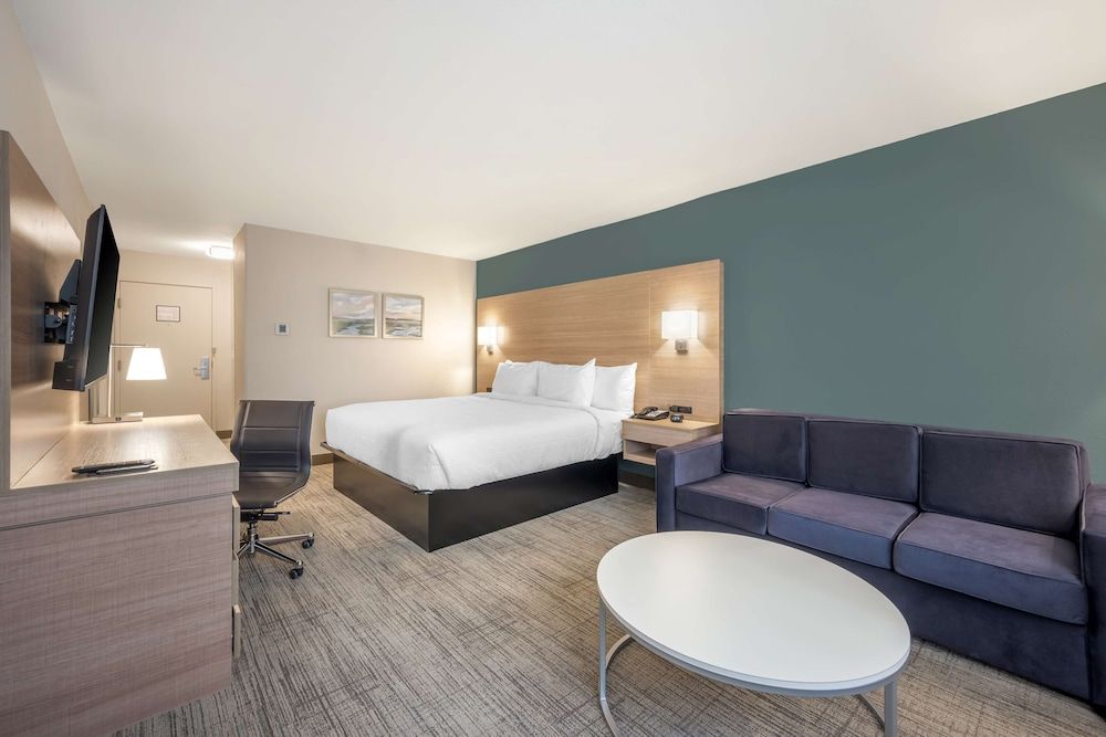 Best Western River Cities Standard Room, 1 King Bed, Non Smoking, Refrigerator & Microwave (Walk-in Shower) 3