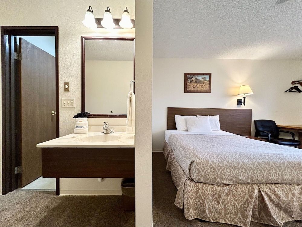 Homestead Inn Standard Single Room, 1 Queen Bed, Non Smoking 2