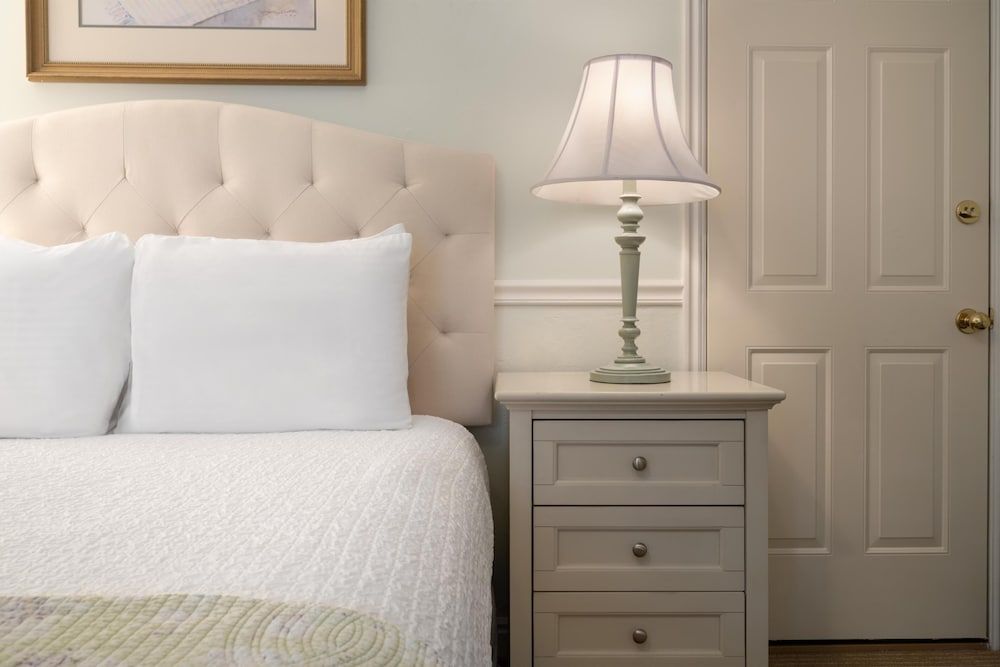 Best Western Grandma's Feather Bed Standard Room, 1 Queen Bed, Accessible, Jetted Tub 3