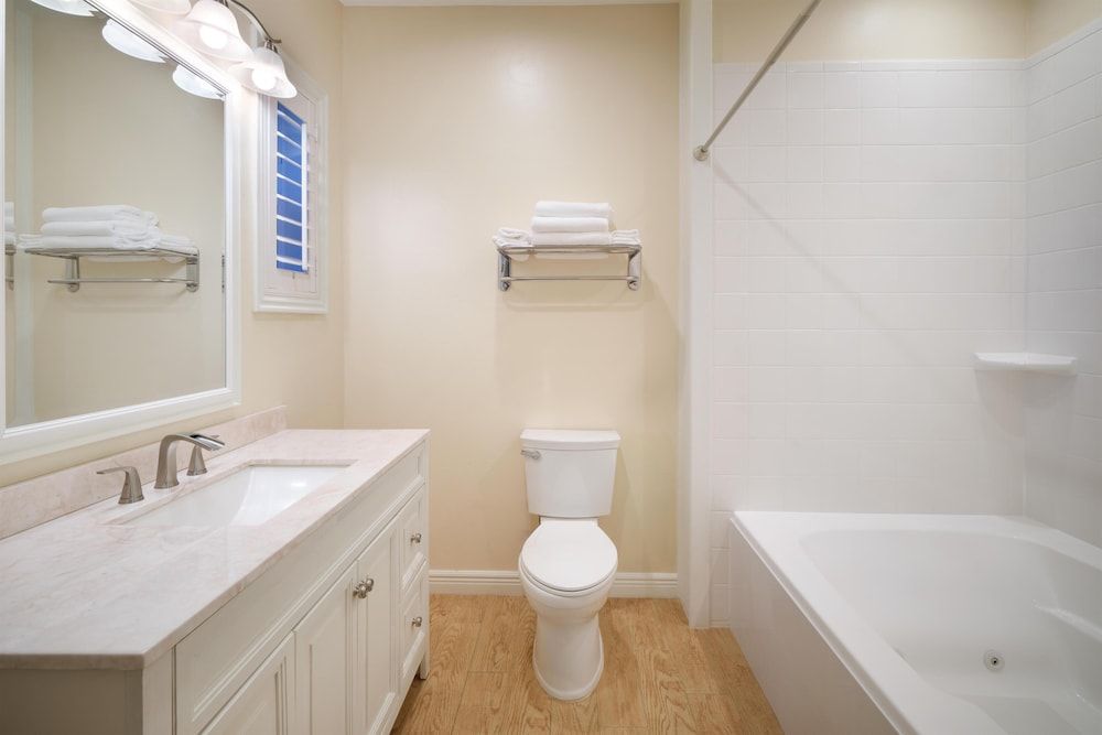 Best Western Grandma's Feather Bed Standard Room, 1 Queen Bed, Non Smoking, Jetted Tub 4