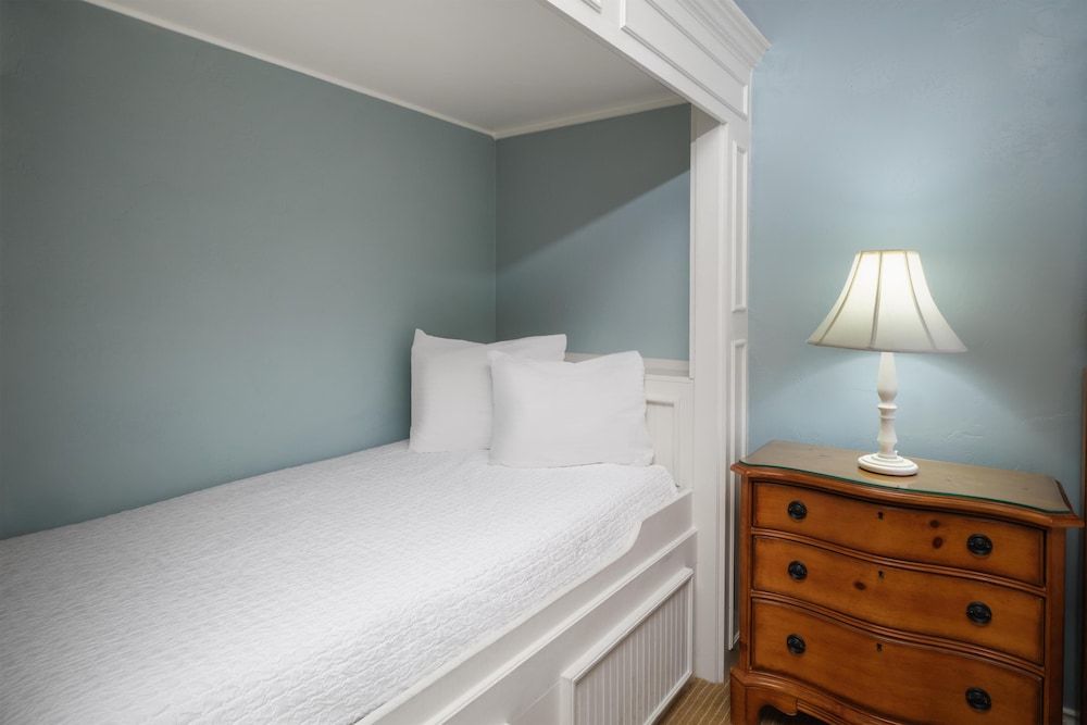 Best Western Grandma's Feather Bed Standard Room, 1 Queen Bed, Non Smoking, Jetted Tub