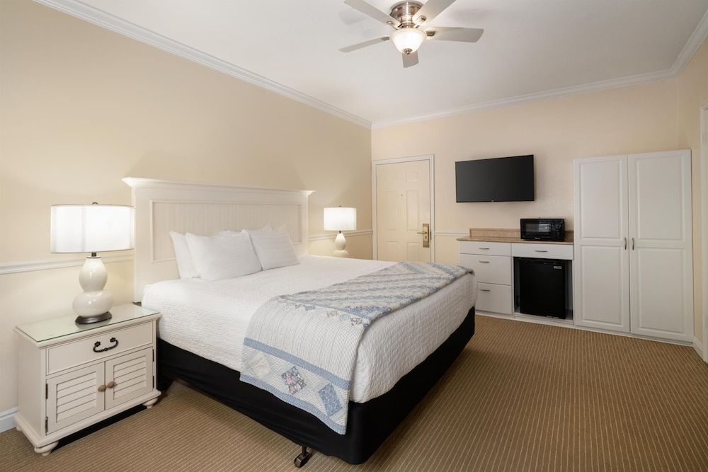Best Western Grandma's Feather Bed Standard Room, 1 King Bed, Non Smoking, Jetted Tub 2