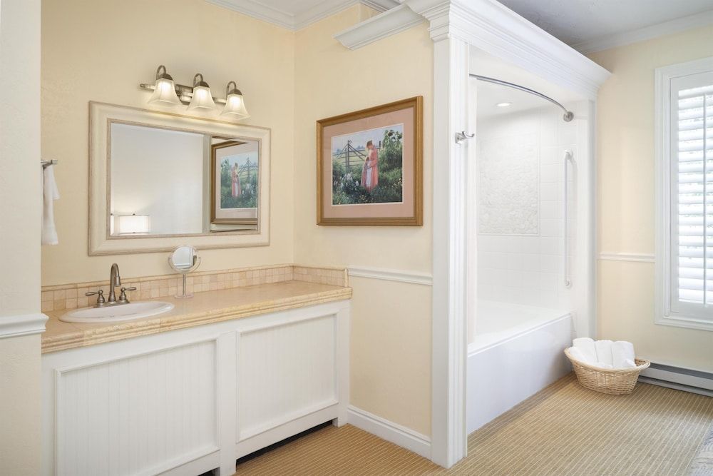 Best Western Grandma's Feather Bed Standard Room, 1 King Bed, Non Smoking, Jetted Tub 4