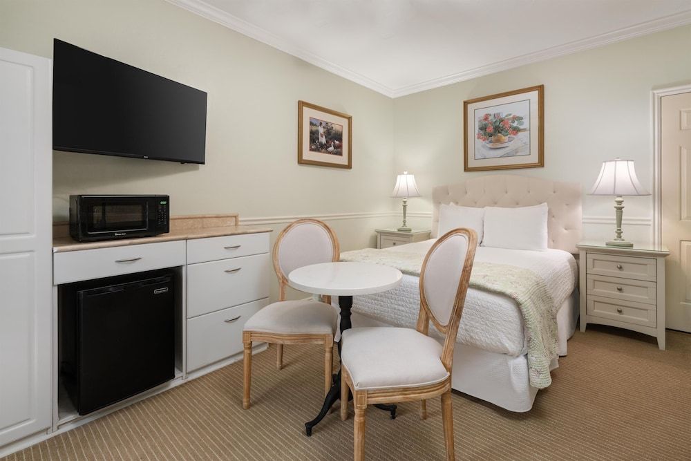 Best Western Grandma's Feather Bed Standard Room, 1 Queen Bed, Accessible, Jetted Tub 2