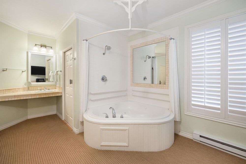 Best Western Grandma's Feather Bed Standard Room, 1 Queen Bed, Accessible, Jetted Tub 4