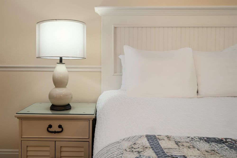 Best Western Grandma's Feather Bed Standard Room, 1 King Bed, Non Smoking, Jetted Tub 3