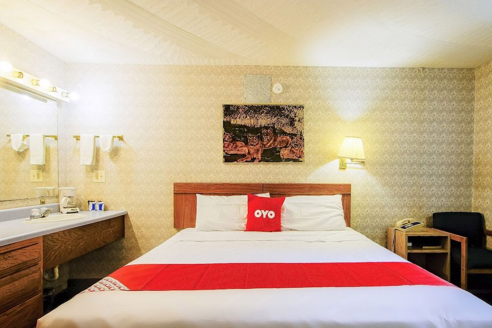 OYO Hotel Chapmanville Inn, WV - Hwy 119 Room, 1 King Bed 2