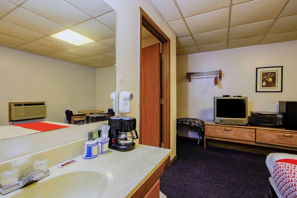 OYO Hotel Chapmanville Inn, WV - Hwy 119 Room, 1 King Bed 11