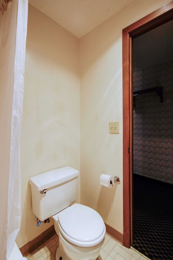 OYO Hotel Chapmanville Inn, WV - Hwy 119 Room, 1 King Bed 8