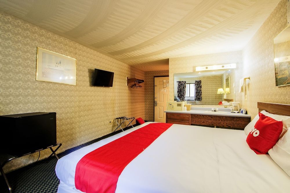 OYO Hotel Chapmanville Inn, WV - Hwy 119 Room, 1 King Bed