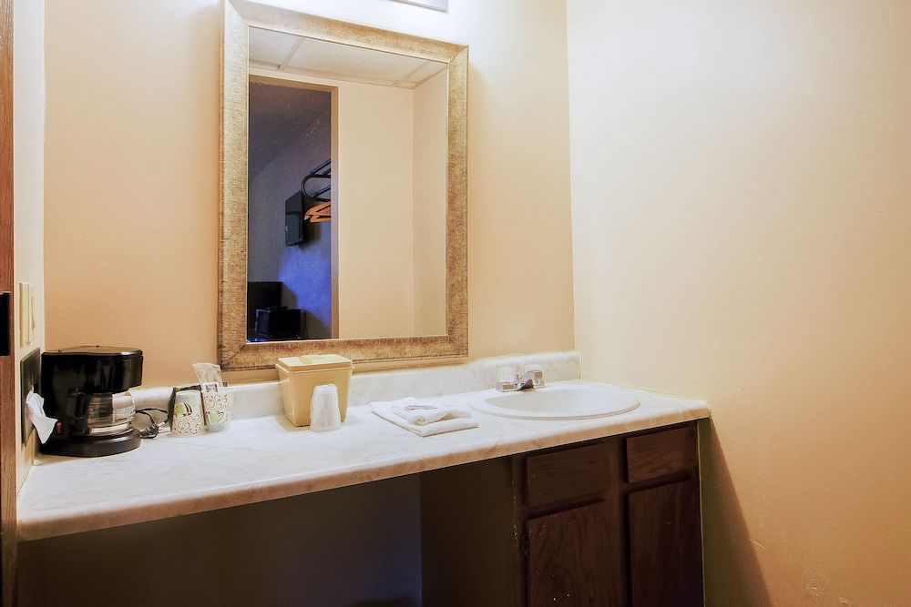 OYO Hotel Chapmanville Inn, WV - Hwy 119 Room, 2 Double Beds 9