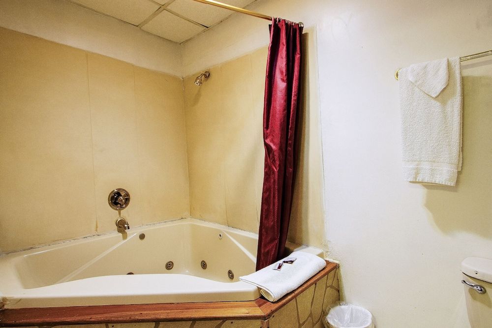 OYO Hotel Chapmanville Inn, WV - Hwy 119 Premium Room, 1 Queen Bed, Jetted Tub 7