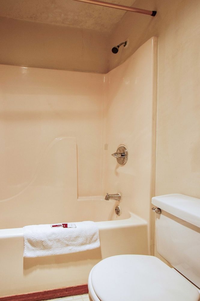 OYO Hotel Chapmanville Inn, WV - Hwy 119 Room, 1 King Bed 9