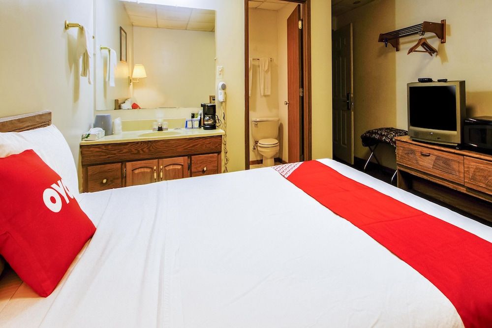 OYO Hotel Chapmanville Inn, WV - Hwy 119 Room, 1 King Bed 4