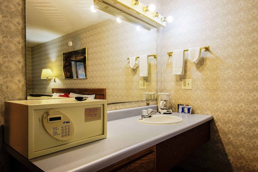 OYO Hotel Chapmanville Inn, WV - Hwy 119 Room, 1 King Bed 10