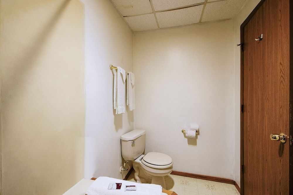 OYO Hotel Chapmanville Inn, WV - Hwy 119 Premium Room, 1 Queen Bed, Jetted Tub 5