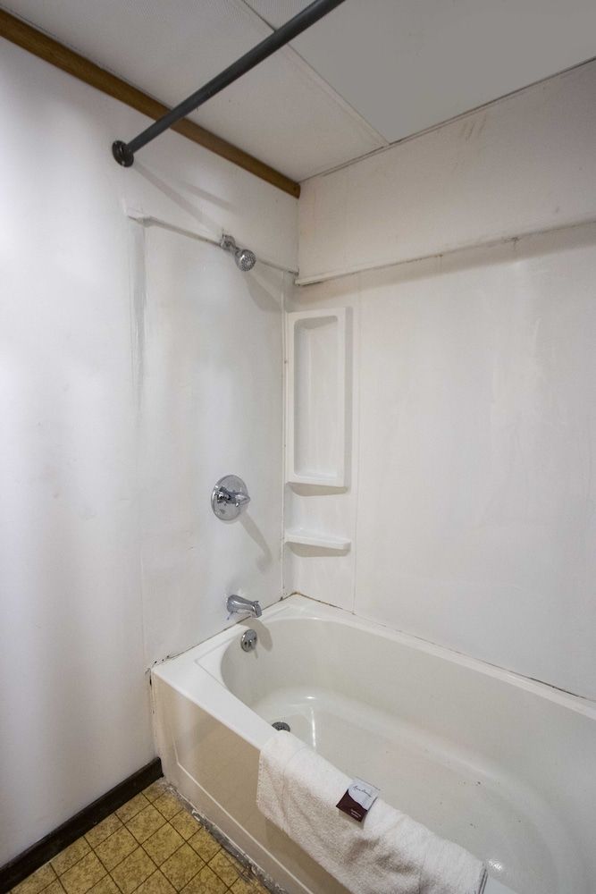 OYO Hotel Chapmanville Inn, WV - Hwy 119 Room, 2 Double Beds 8