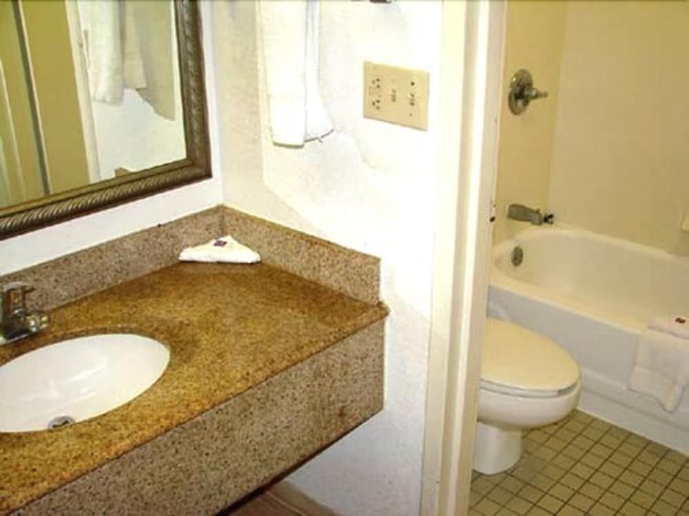 Delta Inn Standard Double Room 5