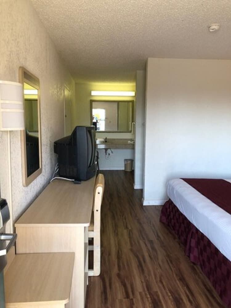 Delta Inn Standard Double Room 2