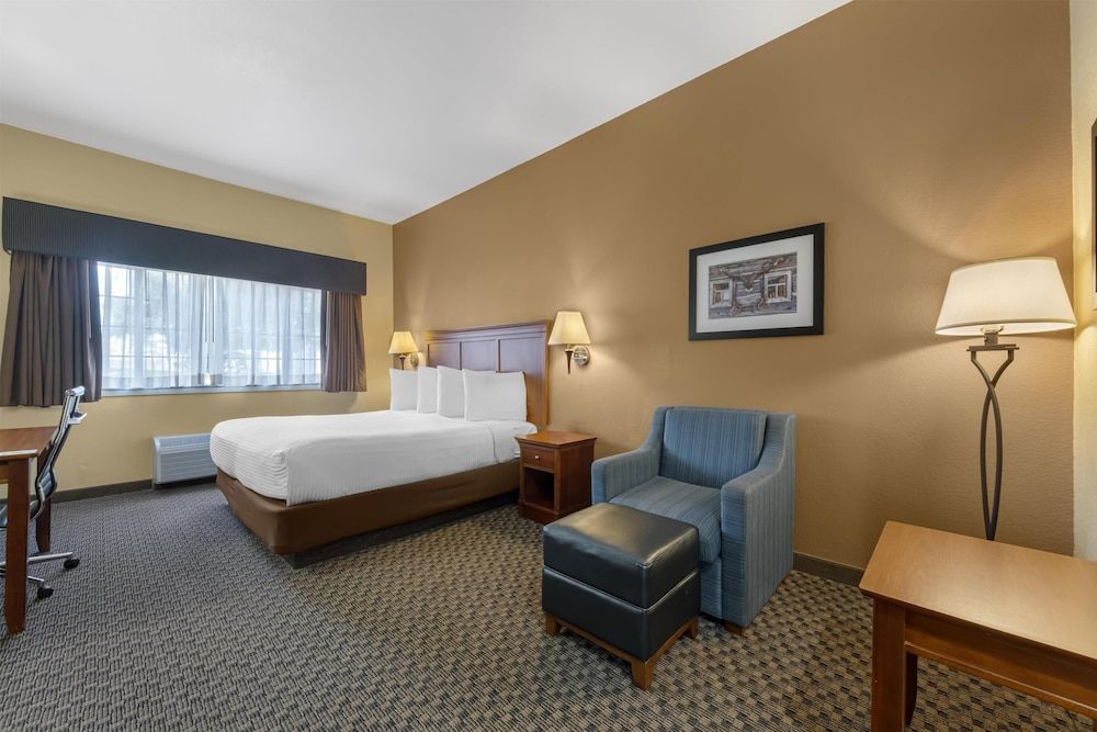 Best Western Plus Shamrock Inn & Suites Standard Room, 1 King Bed, Non Smoking, Refrigerator & Microwave 4