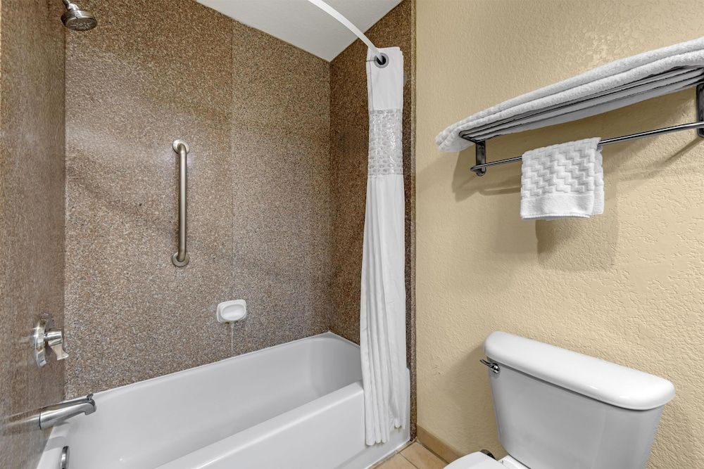 Best Western Plus Shamrock Inn & Suites Standard Room, 1 King Bed, Non Smoking, Refrigerator & Microwave 6