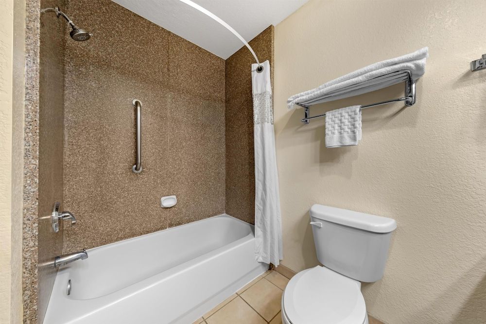 Best Western Plus Shamrock Inn & Suites Standard Room, 1 King Bed, Non Smoking, Refrigerator 5