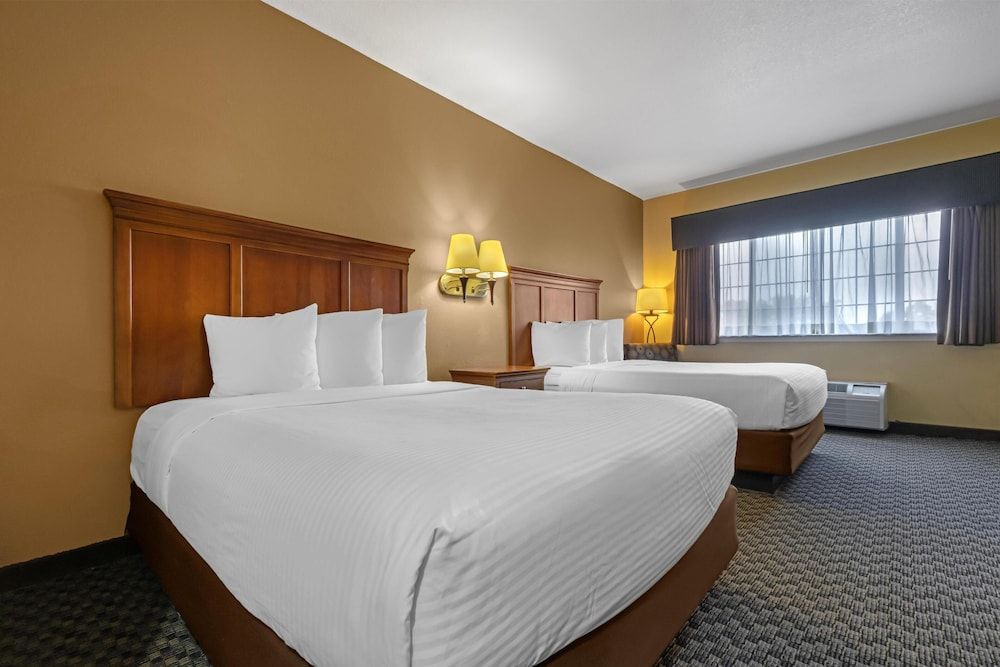 Best Western Plus Shamrock Inn & Suites Standard Room, 2 Queen Beds, Non Smoking, Refrigerator & Microwave 3