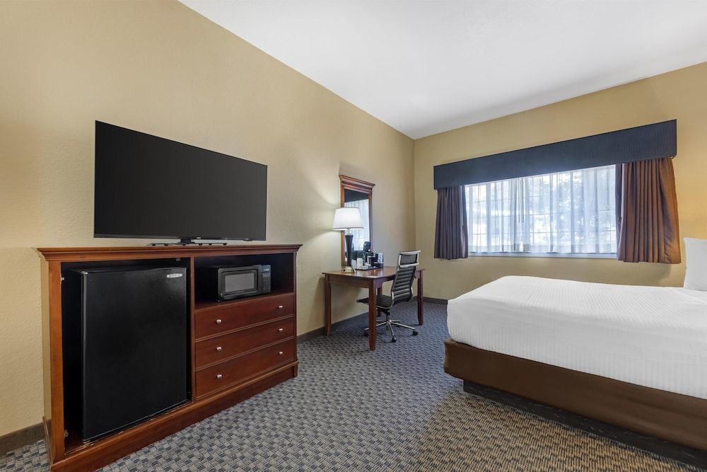 Best Western Plus Shamrock Inn & Suites Standard Room, 1 King Bed, Non Smoking, Refrigerator & Microwave 3