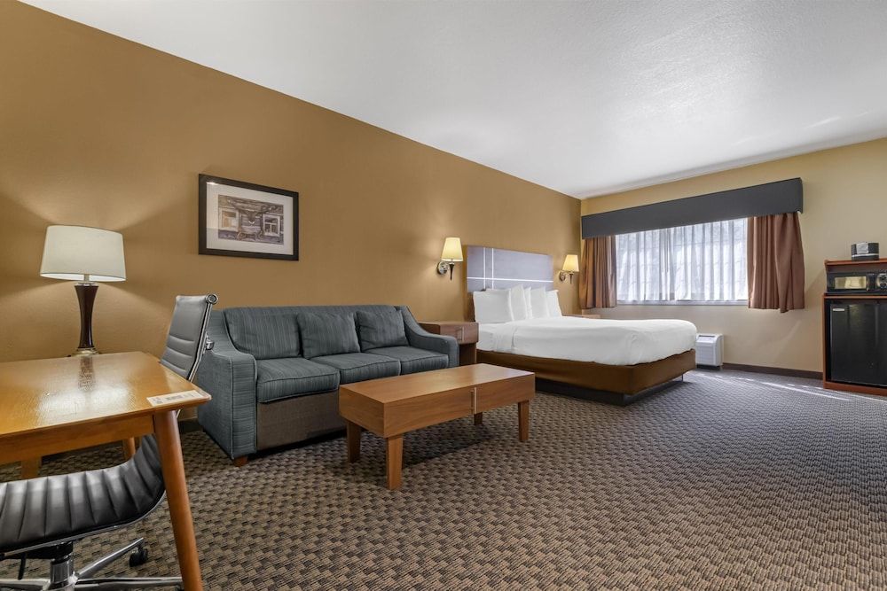 Standard Room, 1 King Bed, Accessible, Refrigerator & Microwave